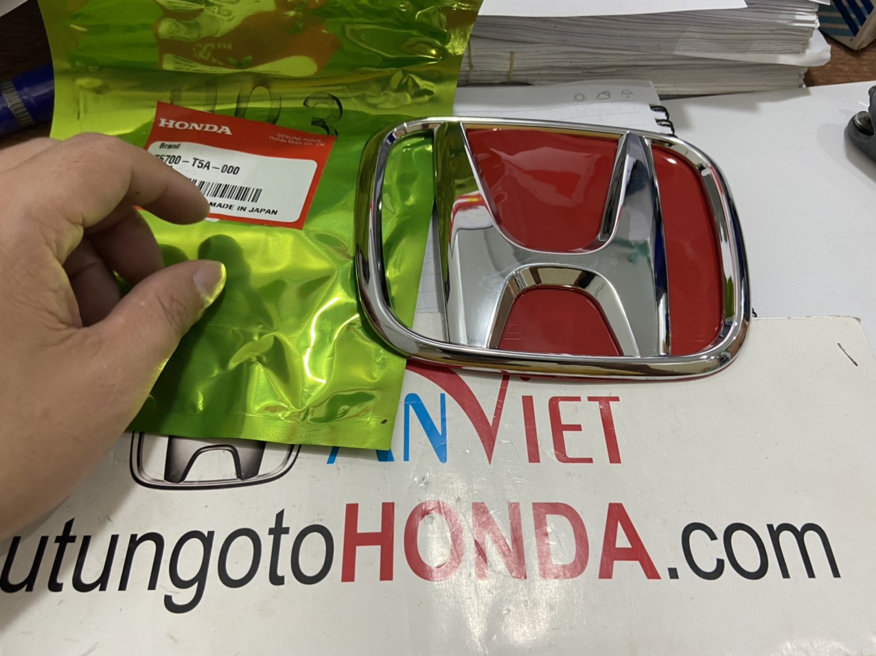 Lô gô trước xe Honda HRV